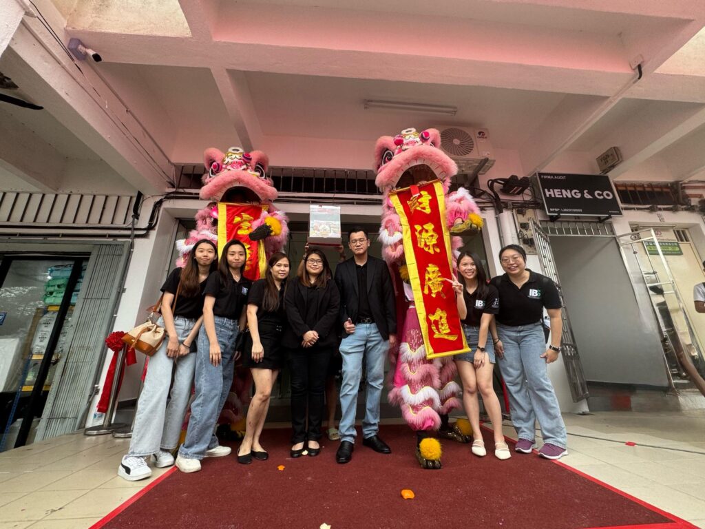 Group photo with lion dance outside IBS Batu Pahat